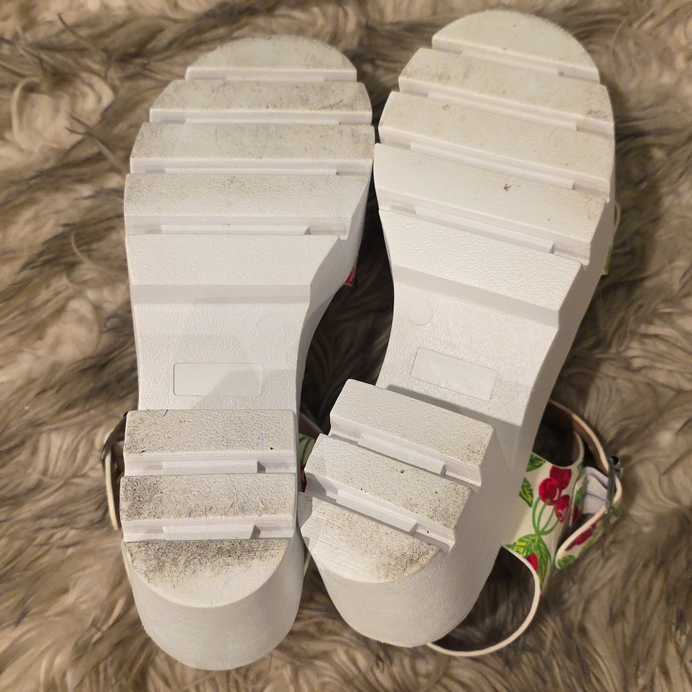 Betsey Johnson Chasse Cherry Print Platform Sandals, Size 8.5 M - Picture 11 of 11